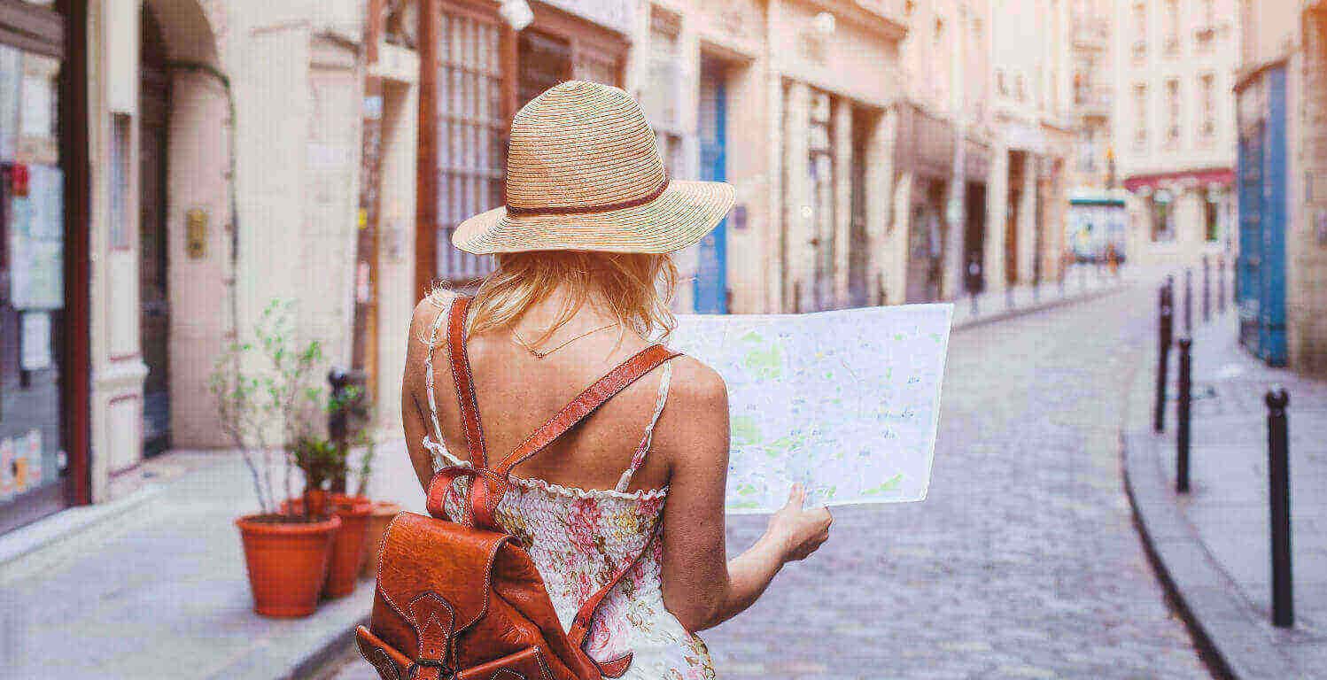 chica viaja con mapa